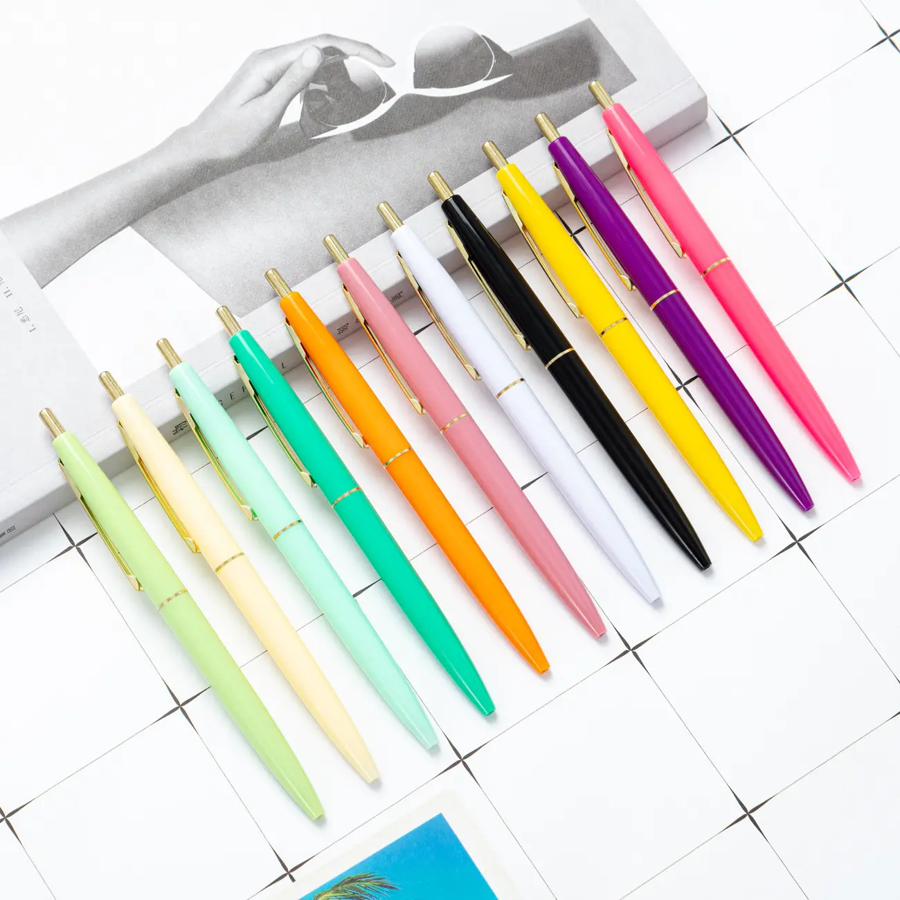 ปากกาพลาสติกแบบพับเก็บได้มีโลโก้และบรรจุภัณฑ์ตามสั่ง