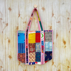 Sac fourre-tout en coton bohème fait main avec un design en patchwork matelassé, fermeture à glissière et poche intérieure - Sac de shopping élégant - Product Image 1