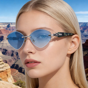 Nuovi Occhiali da Sole Senza Montatura 2026 Stile Europeo Americano, Lenti Fotocromatiche UV400, Personalizzati e di Tendenza per Donna, Ideali per l'Outdoor - Product Image 1