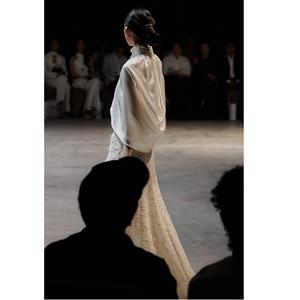 Vêtements pour femmes en gros : Ensemble élégant CALLISTA COCOON CAPE sans manches à col mandarin pour femmes, couleur blanc-antique - Product Image 3