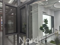 Fenêtre à battant arquée en aluminium moderne Grain de bois à moitié persienne pliante Isolation thermique insonorisée pour hôtels/villas