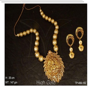 Collier de perles en or avec pendentif déesse complexe et boucles d'oreilles assorties Bijoux traditionnels - Product Image 1