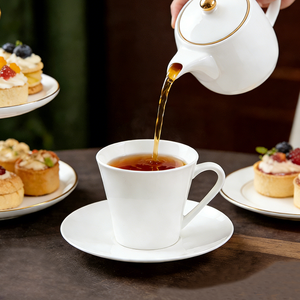 Set di <span class=keywords><strong>tazze</strong></span> e piattini per il tè europeo personalizzato, <span class=keywords><strong>tazze</strong></span> in porcellana bianca <span class=keywords><strong>da</strong></span> caffetteria <span class=keywords><strong>da</strong></span> 7 once - Product Image 1