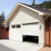 Puerta de Garaje Seccional Blanca Clásica con Paneles Elevados y Aislamiento, Puerta Superior con Ventanas de Estilo Sunburst para un Atractivo Exterior de Villas de Lujo