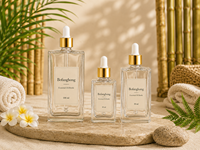 L'usine BoFangHong personnalise des flacons compte-gouttes en verre transparent de forme carrée plate de 30, 50 et 100 ml pour huiles essentielles et parfums, avec embout doré.