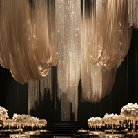 Décoration complète de salle de mariage : Design de luxe moderne, lampe de plafond en cristal, tables et chaises en métal et acrylique pour événements, guide de chemin et boule de signalisation