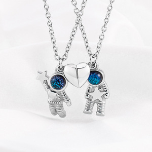 Collar de Pareja de Astronautas de Dibujos Animados, Colgante de Corazón Magnético de Acero Inoxidable, Joyería de Regalo Unisex - Product Image 1