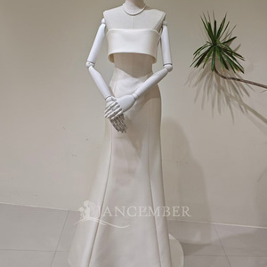 LY147 Magnifiques robes de mariée sirène en satin ivoire à col bateau et laçage - Product Image 1