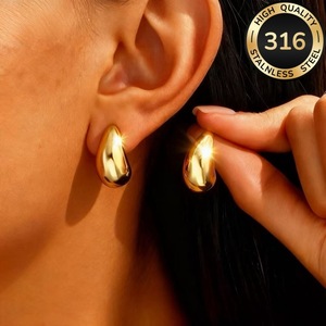 Liorosa Boucles d'oreilles pendantes en forme de goutte d'eau, petites perles dorées, plaqué or 18 carats, poli miroir, style minimaliste - Product Image 1
