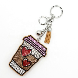 Llavero con colgante de aleación de zinc con forma de corazón y diamantes incrustados, estilo europeo americano, con flecos, para taza de café - Product Image 3