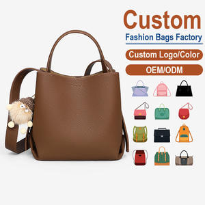 Bolso Bandolera de Cuero Genuino de Grano Completo Personalizado Directo de Fábrica – Textura Lichi Marrón con Adorno de Pompón de Piel Sintética Adorable - Product Image 1