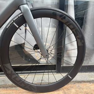 Vélo de route entièrement en fibre de carbone T800, freins à disque hydrauliques Shimano 105 24 vitesses, jeu de roues en carbone aérodynamique, vélo de course - Product Image 3