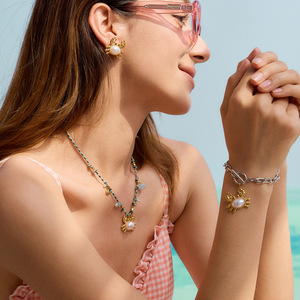 Pulsera de Cadena de Acero Inoxidable con Colgante de Cangrejo Dorado y Dije de Perla - Product Image 3