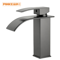 Robinet de lavabo moderne gris en acier inoxydable à poignée unique, compact et peu encombrant, à poser sur le comptoir, avec design cascade à profil mince