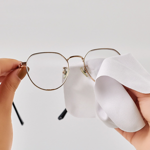Chiffonnette de nettoyage pour lunettes en microfibre blanche avec logo personnalisé, en suède doux pour nettoyer les verres - Product Image 3