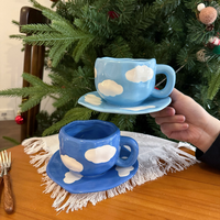 Ensemble de tasses à café en céramique peintes à la main, ciel bleu et nuages blancs, tasses à café de l'après-midi avec soucoupes, tasses à thé irrégulières façonnées à la main avec soucoupes