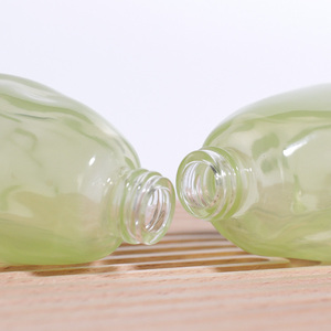 Bouteille d'huile capillaire en verre fantaisie verte de 30ml personnalisée irrégulière belle conception de pincement à la main huile essentielle humidité cosmétiques sérum cornue - Product Image 4