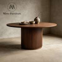 Moderner Luxuriöser Runder Massivholz-Esstisch für 6 Personen mit Gerilltem Design, Montiertes Restaurant-Möbelset für Landhaus-Küche