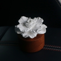 Diffuseur de parfum artisanal en céramique et bois, avec fleurs en porcelaine et bâtonnets parfumés pour la maison