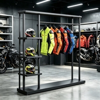 Isla de Exhibición de Metal Gris Resistente con Estantes Laterales Escalonados y Barra Larga para Colgar, Ideal para Motocicletas y Tiendas de Artículos para Exteriores