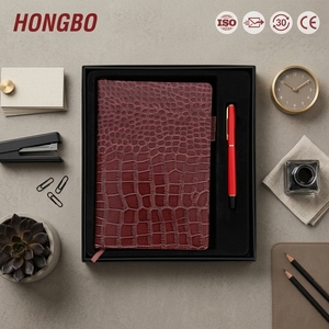 Hongbo Geschenkbox-<span class=keywords><strong>Set</strong></span> mit A5 Notizbuch aus Kroko-Leder mit Hardcover und linierten Seiten & Stift als Weihnachts-/Schul-/Uni-Geschenk in individuellen Farben. - Product Image 1