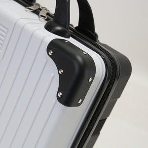 Nouvelle mini valise 14 pouces en ABS/PC, portable, pour cosmétiques, avec roulettes pivotantes, couleur unie, design à rivets - Product Image 1