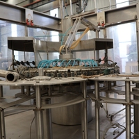 Chaîne de remplissage à chaud 4-en-1 d'occasion avec rinçage, remplissage, capsulage et étiquetage intégrés pour jus de fruits