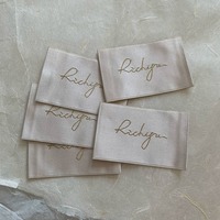Étiquettes tissées en satin minimalistes personnalisées, technique de tissage 3D, design d'étiquettes de col haut de gamme pour vêtements.
