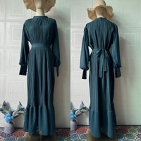 Robe longue plissée élégante à col rond et manches lanternes pour femme, style décontracté et mature, idéale pour les boutiques de mode.