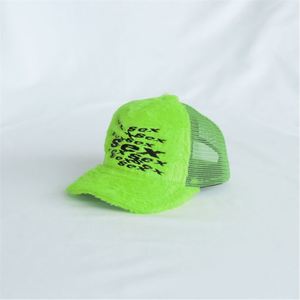 Gorras Trucker de Terciopelo de 5 Paneles de Alta Calidad OEM con Precio de Fábrica y Logotipo Bordado Personalizado - Product Image 3