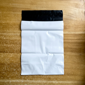 Enveloppes en polyéthylène blanches avec logo personnalisé pour centres d'expédition, sacs d'expédition en plastique pour ligne d'emballage automatisée de marques. - Product Image 1