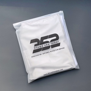 Sacs à fermeture éclair givrés personnalisés avec impression noire - Emballage en poly mat pour le branding des marques athleisure et de vêtements - Product Image 6