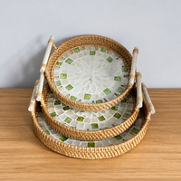 Plateau de service en rotin tressé fait main avec incrustation de coquillages ronds et motif floral, poignées blanches, cadeau de mariage, décoration nordique pour la maison