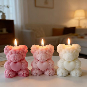 Bougie parfumée en cire de soja en forme d'ours en peluche avec cœur en relief 3D, motif floral, la meilleure bougie décorative pour la maison - Product Image 1