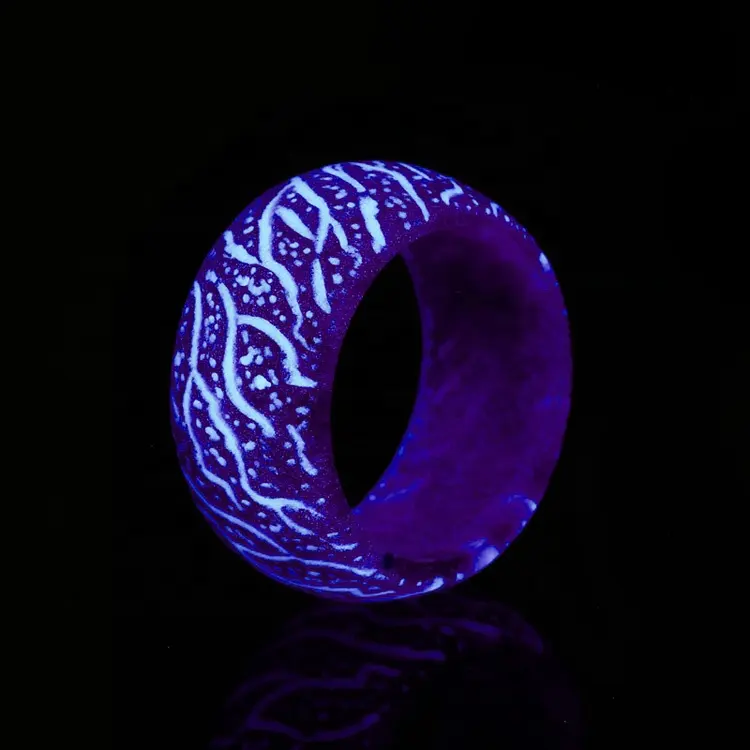 การออกแบบใหม่ส่องสว่างสีม่วงสีฟ้าแหวนเรืองแสงในที่มืดสำหรับผู้หญิงผู้ชายแหวนเครื่องประดับ