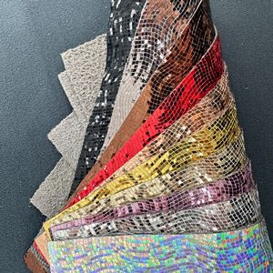 Cuero Qifeng de microfibra con brillo, 1.0 mm, 132 cm de ancho, patrón de mosaico brillante para zapatos, bolsos y muebles. - Product Image 1