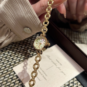 นาฬิกาข้อมือผู้หญิงทองคำขนาดเล็กสไตล์วินเทจ แบบโบราณ ใช้กลไกควอตซ์ - Product Image 2