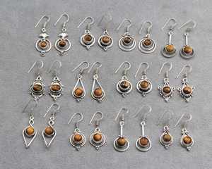 Boucles d'oreilles pendantes uniques en alliage de laiton massif avec pierre œil de tigre, design chic et bohème pour femmes, bijoux de créateur. - Product Image 2