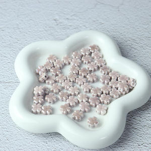 Perles d'espacement en céramique de haute qualité en forme de fleur de trèfle porte-bonheur de 10 mm, trou droit, perles en vrac pour bijoux, bracelet, décoration - Product Image 3