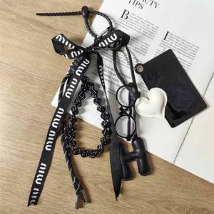 سلسلة مفاتيح على شكل قلب أحمر كبير من آر دبليو فاشون بأسلوب إم آي يو مع خرز لؤلؤي وعقدة فيونكة وحبل ماكرامي لتزيين الحقائب والمحافظ وحقائب الظهر للفتيات - Product Image 4