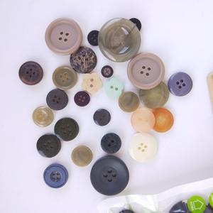 Botones Acrílicos de 4 Agujeros para Bolsas de Tiendas de Artículos Económicos, en Bolsas, Varios Tamaños, Sin Plomo, Venta al por Mayor - Product Image 3