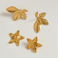 Moda dulce cinco pétalos flor suerte trébol de cuatro hojas elegante Stud pendientes personalizados 18 K chapado en oro de acero inoxidable para mujer