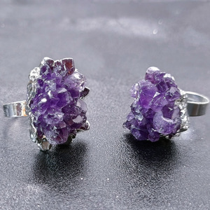 Anillo Ajustable de Cristal de Cuarzo Natural Irregular con Gema Grande de Amatista Púrpura para Hombre y Mujer - Product Image 6