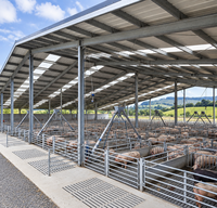 Bâtiment moderne préfabriqué en structure acier écologique pour ferme, abri, hangar, élevage de bétail, moutons, chevaux, porcs, volailles