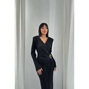 Robe fourreau plissée noire élégante avec ceinture à boucle pour soirée - Product Image 3