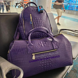 Logotipo personalizado púrpura de lujo de cuero de cocodrilo Hombres Mujeres Duffel Weekender bolsa de viaje y conjunto de mochila - Product Image 6