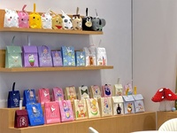 Très belles sacoches cadeaux en plastique non tissé avec poignées et soufflets, idéales pour la décoration de fêtes d'anniversaire