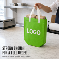 Sac cadeau personnalisé en tissu non tissé vert lime avec poignées blanches, base hexagonale pliable pour promotion et courses
