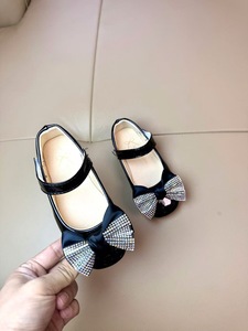 2025 mùa hè mới của cô gái Dép nơ vừa và lớn trẻ em giày da móc và vòng công chúa phong cách cô bé Giày - Product Image 3