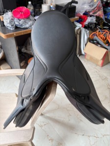 Selle d'équitation de saut de qualité supérieure - Arbre en plastique - Entièrement recouverte de cuir souple - Selle anglaise - Product Image 5